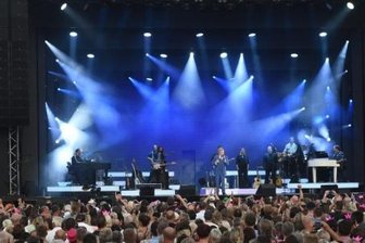 Überraschende Millioneninvestition: Stars sollen künftig in Chemnitz für Bühnenshows proben können - Konzerte auf großen Bühnen (hier Roland Kaiser) sind heutzutage oft hochkomplexe Produktionen. Damit live alles klappt, soll die Branche künftig in Chemnitz ihre Shows ausgiebig proben und testen können. 