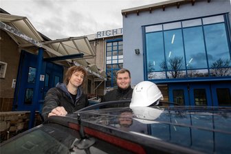 Überraschende Resonanz auf Vier-Tage-Woche: Jetzt soll bei Start-up aus Plauen die nächste Stufe folgen - Das Start-up Bodenlicht-Design, hier die beiden Geschäftsführer Denis Bronsert (links) und Felix Koppe, zieht zum neuen Jahr in die Räume des früheren Leichtmetallbau Richter an der Seumestraße.