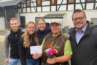 Überraschende Spende fürs Tierheim Unterheinsdorf - „toll, dass es junge Leute gibt, die mitdenken“ - Große Freude bei Tierheimleiterin Andrea Thomas in Unterheinsdorf über die 760 Euro-Spende - die überbrachten die Ex-Gymnasiasten Michael Burggraf, Marielle Weck und Anika Reinhold (von links), rechts Schulleiter Christian Reinsch.