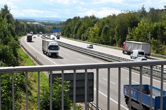 Überraschende Sperrungen auf der A 4: Autofahrer in Chemnitz aufgepasst - Blick von der Brücke in Dittersbach über die A 4 in Richtung Chemnitz, wo es ab Dienstag zu Behinderungen kommt.