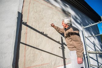 Überraschende Wende: Berühmtes Putzritzbild kommt zurück nach Aue - zumindest ein bisschen - Da ist es: das Putzritzbild. In den vergangenen Tagen ist an der Außenfassade des Klösterleins Aue-Zelle eine Replik entstanden.