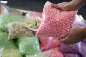 Überraschende Wende im Fall der Drogentoten aus Plauen - Beschlagnahmte Ecstasy-Pillen: Die Drogen gibt es in unterschiedlichen Formen und Farben.