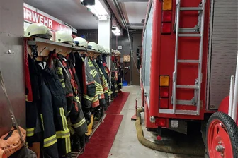 Überraschende Wende: Neubau der Feuerwache Erlbach kommt nun doch - Umziehen neben dem Auto, keine getrennten Räume für Männer und Frauen: Ein Missstand, der mit der neuen Feuerwache Erlbach verschwinden soll. Dafür steht jetzt ein Bau-Kompromiss.