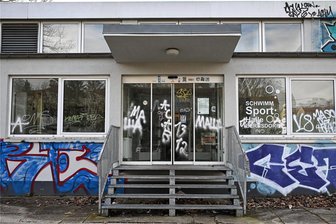 Überraschende Wendung in Chemnitz: Alte Bernsdorfer Schwimmhalle wird vorerst doch nicht abgerissen - Seit 2017 ist die Schwimmhalle Bernsdorf geschlossen. Der Abriss war bereits beschlossene Sache.