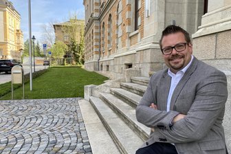 Überraschende Wendung in Reichenbacher Gedenkstein-Posse: Wie das Gymnasium jetzt an Jürgen Fuchs erinnern will - Diese Stufen ins Gymnasium hat einst auch Jürgen Fuchs genommen. Schulleiter Christian Reinsch und Schüler wollen daran erinnern.