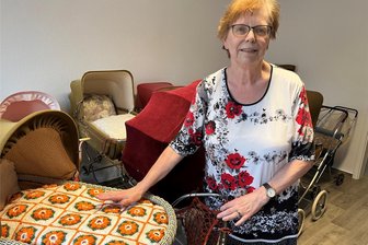 Überraschende Wendung: Neues Spielzeugmuseum öffnet in Mühlau - Brigitte Günther sammelt seit Jahrzehnten Kinder- und Puppenwagen sowie Puppen und Plüschtiere. Jetzt eröffnet sie eine eigene Spielzeug-Ausstellung in Mühlau. Hier der Korb-Kinderwagen mit selbstgehäkelter Decke, in der ihre Tochter lag. Zum Tag der offenen Tür lädt sie am 31. August und 1. September ab 14 Uhr ein.