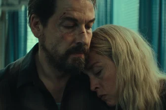 Überraschender Netflix-Hit „Unfamiliar“: Warum die deutsche Thriller-Serie weltweit so erfolgreich ist - Felix Kramer als Simon und Susanne Wolff als Meret in der neuen Netflix-Serie „Unfamiliar“.