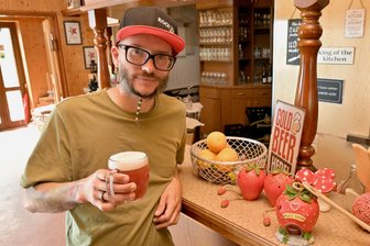 Überraschendes Aus für beliebte Gaststätte: „Erdbeerschänke“ in Wilkau-Haßlau schließt - Betreiber Ronald Otto am Tresen der nun geschlossenen Gaststätte. Das Foto entstand 2024.