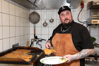 Überraschendes Aus für Zwickauer Gaststätte „Schnitzelschmiede“: „Wir haben uns mit Herzblut reingehängt“ - Schnitzel wird der „Schnitzelschmiede“-Küchenchef künftig auf einem anderen Herd braten.