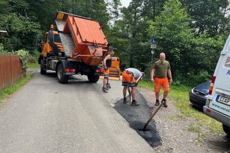 Überraschung an der Finkenmühle in Flöha: Bauhof repariert Straßenschäden - Auf der Straße Zur Finkenmühle wurden Schäden ausgebessert, weil an einer anderen Baustelle Asphalt übrig war.