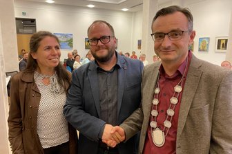 Überraschung bei Bürgermeister-Vereidigung in Lengenfeld: „Da kam bei uns diese Idee auf“ - Überraschung im Ratssaal. Von links: Katja Körner, Torsten Reichel und Michael Heuck.