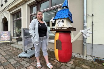 Überraschung beim Ehrenamtsempfang in Frankenberg: Wer steckt hinter Maskottchen Fränki? - Mandy Eckardt schlüpft ins Fränki-Kostüm in Frankenberg (nicht im Bild). Hier die Figur vor dem Rathaus.