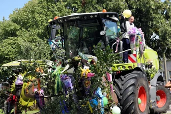 Überraschung beim Schulanfang in Königshain-Wiederau: Riesengroßer Häcksler bringt die Zuckertüten - 