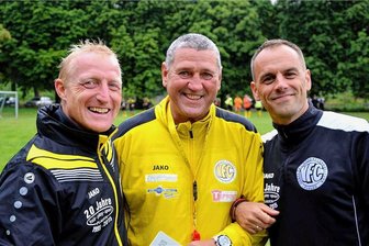 Überraschung beim VFC Plauen: Ein Original kehrt zurück - Thomas Sesselmann (Mitte) kehrt zum VFC Plauen zurück. Der Mannschaftsleiter freut sich auf den 120. Vereinsgeburtstag und das Wiedersehen mit Ingo Walther (links) sowie Stefan Stadelmann (rechts).