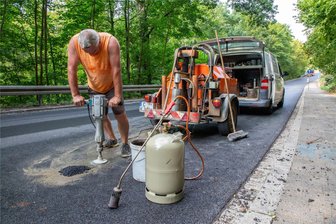 Überraschung: Freigabe der B 173 klappt schon früher - Kai Michaelis von der Sächsischen Bauprüf Edelmann GmbH entnahm Bohrkerne zur Laboruntersuchung des eingebrachten Asphalts und verschloss die Entnahmestellen dann wieder.