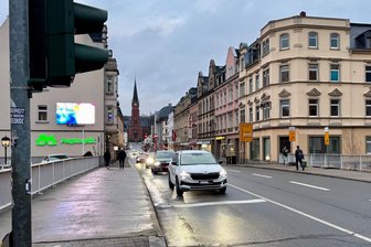 Überraschung für Autofahrer im Erzgebirge: Sperrung von Bundesstraße vorzeitig beendet - Blick auf die Bundesstraße 101 im Stadtzentrum von Aue.
