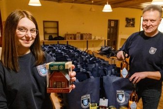 Überraschung für Ehrenamtliche - Janina und Danilo Wötzel - er ist der Ortswehrleiter - haben diese Woche im Hermannsdorfer Depot Taschen mit Geschenken gepackt. Diese wurden dann an die Kameraden der Feuerwehr verteilt.