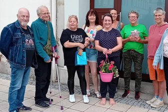 Überraschung für Oelsnitzer Oberbürgermeisterin: Blumen am Tag des eigentlichen Amtsantritts - Oelsnitzer Bürger gratulierten am Abend des 1. Juni der neuen Oberbürgermeisterin Silke Jahn.
