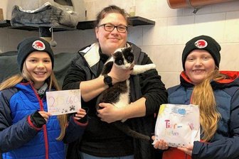 Überraschung fürs Tierheim - Hannah Meyer (r.) und Luisa Stütz haben das Tierheim-Team überrascht - im Bild: Sindy Nentwich. 