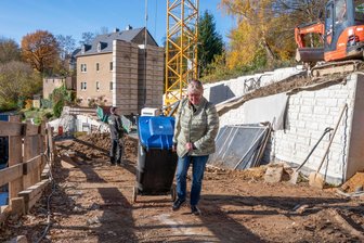 Überraschung im Boden sorgt für Mehrkosten beim Straßenbau in Mittweida - Auch Anwohnerin Annekatrin Dietze muss von ihrem Grundstück über die Baustelle Waldheimer Straße gehen.