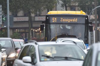 Überraschung im Chemnitzer Nahverkehr: Viel genutzte Bus-Linie ändert auf Dauer ihren Kurs - Die Chemnitzer Buslinie 51 führt nicht wie viele andere quer durch die Stadt, sondern beginnt und endet an der Zentralhaltestelle. Der Weg dorthin ändert sich ab 5. August.