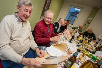 Überraschung im Dezember: Plauener Druckerei Ott setzt beliebte Kalenderreihe nun doch fort - Kalendermacher und Mitstreiter freuen sich: Es geht nun doch weiter. Im Bild vorn von links: Roland Seifert und Harald Strunz.