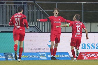 Überraschung im Sachsenderby: FSV Zwickau bezwingt den Spitzenreiter - Lukas Eixler jubelt über seinen Treffer zum 2:0.