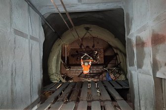 Überraschung in 14 Metern Tiefe: Im Ida-Schacht im Erzgebirge taucht unbekannte Strecke auf - Blick in den 1877er-Jahren geteuften Ida-Schacht. 1976 wurde er verfüllt, gilt aber als nicht sicher verwahrt. Das wird aktuell nachgeholt. Die Arbeitsbühne, die zu sehen ist, befindet sich in rund 15 Metern Tiefe.