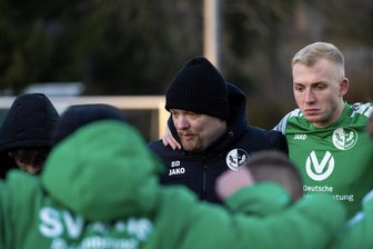 Überraschung in Chemnitz: Fußballer von Eiche Reichenbrand haben keinen Trainer mehr - Sebastian Doro (mit Mütze) ist am Donnerstag als Trainer der Landesklassefußballer von Eiche Reichenbrand zurückgetreten.