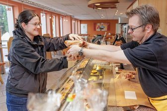 Überraschung in der Bäcker-Tüte - Rettung gelungen: Anne Schmiedel (l.) nutzt seit zwei Jahren die "Too Good To Go"-App. Am Donnerstag holte sie sich ihre Überraschungstüte bei den Annaberger Backwaren ab.