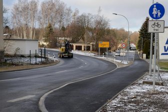 Überraschung in Falkenstein: Neue Straße zur B 169 wird neun Monate früher fertig - Ab Freitagmittag kann der Verkehr auf der Dorfstädter Straße in Falkenstein wieder rollen. Neun Monate früher als geplant ist die Sanierung der Staatsstraße und die neue Anbindung an die Göltzschtalumgehung (B 169) fertig geworden.