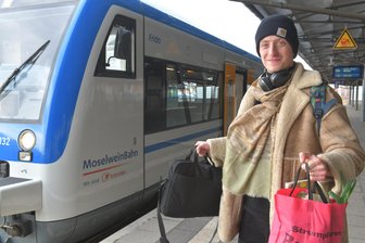 Überraschung in Freiberg: Moselweinbahn-Triebwagen fährt nach Holzhau - Zwischen Freiberg und Holzhau fährt für die Freiberger Eisenbahngesellschaft derzeit auch ein Triebwagen der Moselweinbahn, hier mit Fahrgast Felix Demeyere aus Berlin.