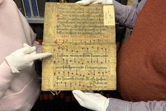 Überraschung in Stadtarchiv im Erzgebirge: Umschläge entpuppen sich als jahrhundertealte Schriften - Im Stadtarchiv in Annaberg-Buchholz sind auf Umschlägen jahrhundertealte Aufzeichnungen entdeckt worden.