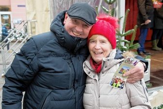 Überraschung kurz vor dem Fest - Auch das Plauener Fußball-Original Thomas Sesselmann freute sich, auf dem Weihnachtsmarkt eine Autogrammkarte von Olympiasiegerin Angelika Bahmann zu ergattern.