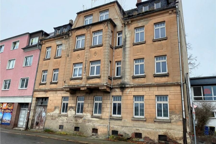 Überraschung: Marodes Haus in Wilkau-Haßlau findet neuen Besitzer - Das Haus Neuwilkauer Straße 11 ist in den letzten Jahren verfallen. Jetzt hat es einen neuen Besitzer. 