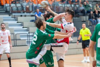 Überraschung trotz dünnem Kader: HC Einheit Plauen ringt die HG Köthen zu Hause nieder - Der 19-jährige Joel Stegner (am Ball) glänzte als Mittelmann im Rückraum des HC Einheit Plauen.