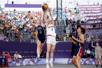 Überraschung unter einem Korb: Deutsche Basketballerinnen besiegen die USA in der 3x3-Variante - Hailey van Lith (USA) und Elisa Mevius kämpfen um den Ball. Das deutsche Team konnte beim allerersten Spiel der 3x3-Basketballwettkämpfe bei den Olympischen Spielen die USA mit 17:13 besiegen und damit für eine faustdicke Überraschung sorgen.