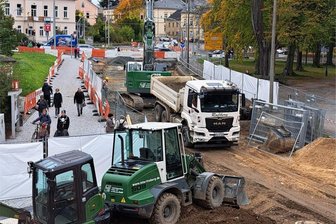 Überraschung unter Freiberger Straße: Bauarbeiter stoßen auf historische Brücke - Im Baubereich der Wallstraße wurde ein historischer Brückenbogen entdeckt. Er verläuft über die gesamte Straßenbreite (im Bild hinter dem grünen Bagger).