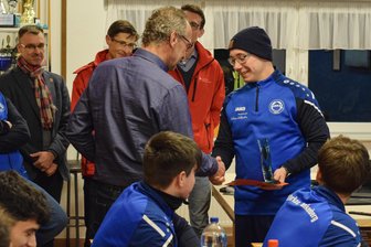 Überraschung während der Videoanalyse: Juniorentrainer von Barkas Frankenberg wird geehrt - Großer Andrang im Vereinsheim: Pierre Kretzschmar (r.) wurde mit dem Sonderpreis der Sparkassenstiftung und des Landratsamtes ausgezeichnet.