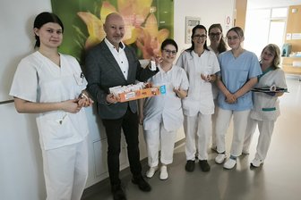 Überraschung zum Frauentag im Erzgebirgsklinikum - BSW-Landtagsabgeordneter Ulf Lange überreichte den Krankenschwestern Peggy, Eileen, Stefanie, Stella, Tina und Theresa (v. l.) von der Station 8 in Annaberg eine süße Überraschung.