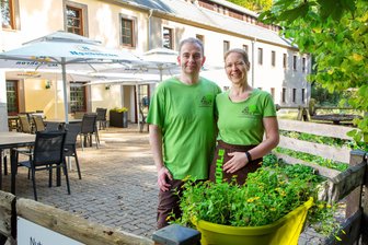 Überraschung zum Jahreswechsel: Gaststätte „Finkenmühle“ in Flöha geschlossen - Kevin und Yvonne Lohse im Jahr 2023. Damals parkte die Filmcrew des „Erzgebirgskrimi“ vor der Gaststätte.
