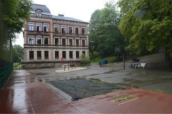 Überraschung zum neuen Schuljahr: Das ändert sich auf dem Schulhof der Grundschule Falkenstein - Der Schulhof der Grundschule an der Hauptstraße in Falkenstein wird umgestaltet und modernisiert.