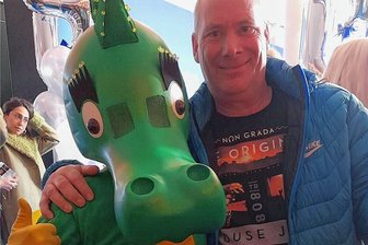 Überraschung zur Annaberger Kät: Tabaluga kommt zu Besuch - Sie verbindet eine langjährige Freundschaft: Maskottchen Tabaluga und Till Schwabe aus Annaberg-Buchholz.