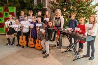 Überraschung - Musikschüler freuen sich über die Spendenschecks.