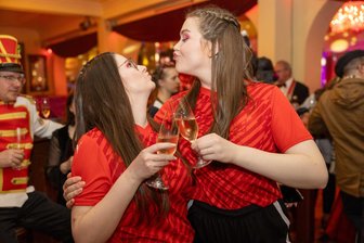 Überraschungen und Spaß in Freiberg: Närrinnen und Narren laufen bei Büttenabend des FKK zu Hochform auf – Auch OB-Wahl spielte eine Rolle - Spaß beim Büttenabend des FKK im Freiberger Tivoli, hier Tina und Jette von den Roten Funken.
