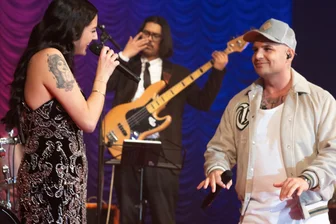 Überraschungsauftritt von DSDS-Star in Chemnitz: Pietro Lombardi singt mit Amy-Winehouse-Interpretin - Lisa Hulinsky und Pietro Lombardi standen am Freitag gemeinsam auf der Bühne.