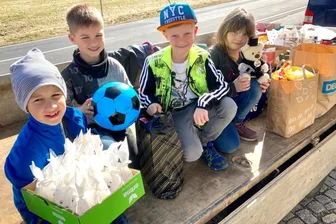 Überraschungsbesuch bei Geflüchteten - Max, Paul, Phil und Mia (von links) haben stellvertretend für alle Grundschüler aus Grumbach eine Menge Sachspenden nach Jöhstadt gebracht, wo derzeit knapp 25 Flüchtlinge aus der Ukraine untergekommen sind. 
