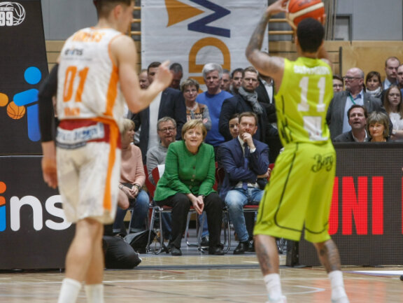 Überraschungsbesuch in Chemnitz - Angela Merkel beim Basketball - Angela Merkel gemeinsam mit Ministerpräsident Michael Kretschmer beim Spiel der Niners in der Hartmannhalle.
