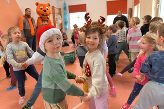 Überraschungsbesuch in Wegefarth: Biber bereitet Kita-Kindern vorweihnachtliche Freude -
