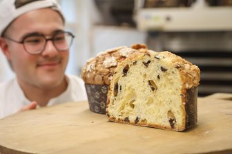 Überraschungserfolg in Markersdorf: Bäckerei Nitzsche mischt Mittelsachsen auf - Juniorchef Paul Nitzsche hat Panettone gebacken. Im italienischen Mailand gehört der Kuchen zum traditionellen Weihnachtsgebäck. In der Markersdorf Bäckerei Nitzsche ist Panettone inzwischen genauso beliebt wie Butterstollen.